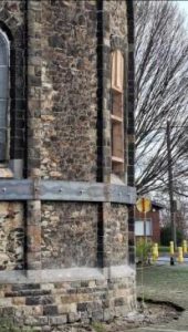 bardage d'acier et fil à plom pour surveiller l'inclinaison des murs de l'absidiole